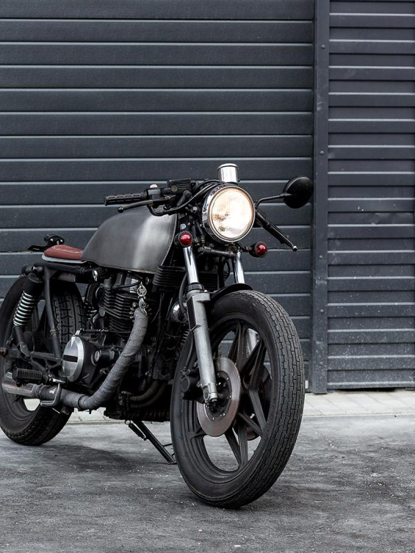 vintage-motorcycle-cafe-racer-style-6W3KGLR-resize.jpg